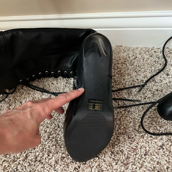 Adorable Lace-Up High Heeled Black Boots! - Picture 3 of 4